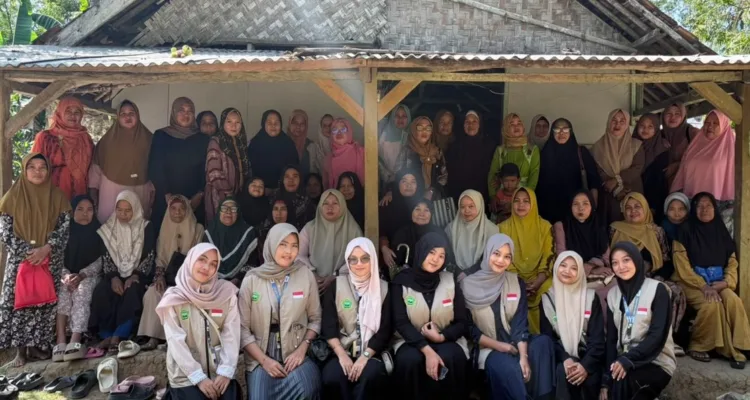 Foto istimewa Mahasiswa KKN Kelompok 13 UNMA Banten melakukan observasi terhadap potensi hasil pertanian dan kerajinan pahat kayu warga di Desa Curugciung, Kecamatan Cikeusik, Kabupaten Pandeglang.*