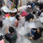 Remaja sedang melakukan proses pemilahan sampah plastik sesuai jenisnya.//Foto istimewa