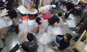 Remaja sedang melakukan proses pemilahan sampah plastik sesuai jenisnya.//Foto istimewa
