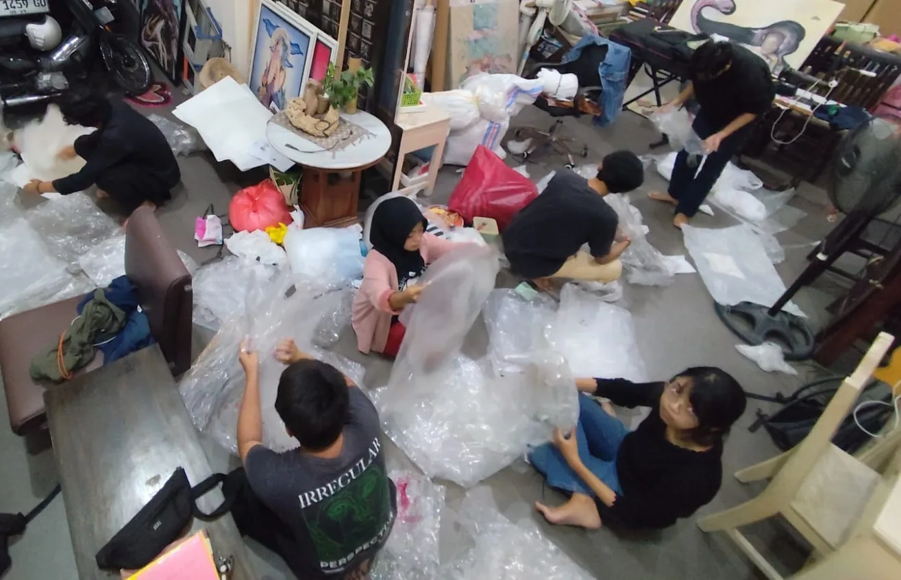 Remaja sedang melakukan proses pemilahan sampah plastik sesuai jenisnya.//Foto istimewa