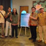 Foto istimewa Ireng Halimun, Bonnie Triyana, dan Tubagus Andre Sukmana saat foto bersama dengan para tamu undangan pameran di acara pembukaan pameran “My Artistic Soul”.