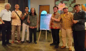Foto istimewa Ireng Halimun, Bonnie Triyana, dan Tubagus Andre Sukmana saat foto bersama dengan para tamu undangan pameran di acara pembukaan pameran “My Artistic Soul”.