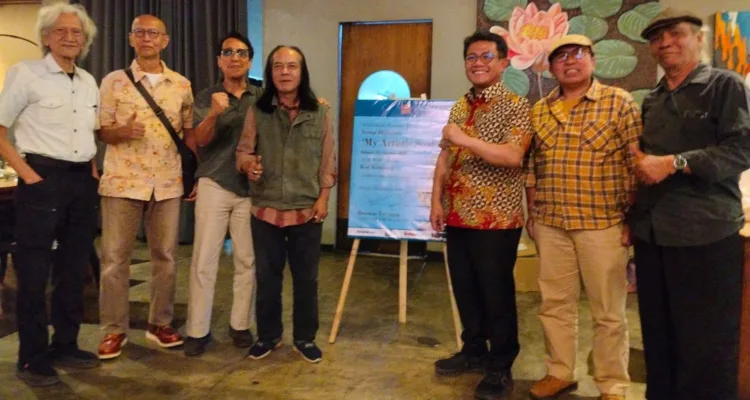 Foto istimewa Ireng Halimun, Bonnie Triyana, dan Tubagus Andre Sukmana saat foto bersama dengan para tamu undangan pameran di acara pembukaan pameran “My Artistic Soul”.