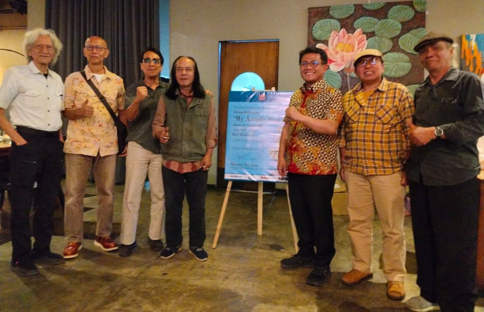 Foto istimewa Ireng Halimun, Bonnie Triyana, dan Tubagus Andre Sukmana saat foto bersama dengan para tamu undangan pameran di acara pembukaan pameran “My Artistic Soul”.