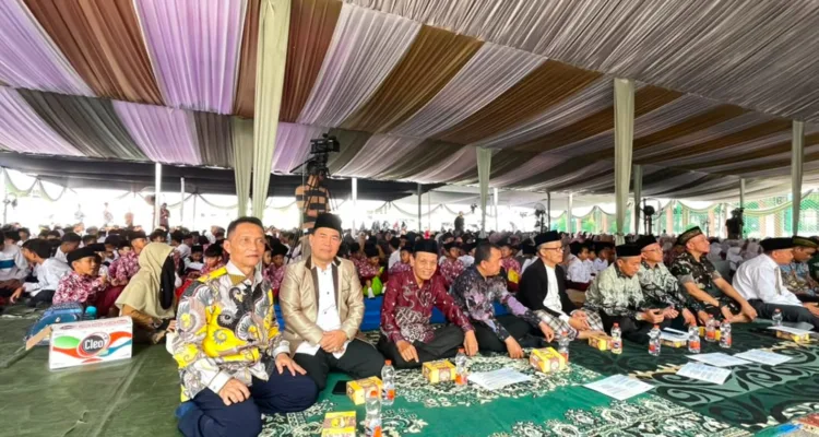 Suasana puncak acara Milad ke-80 Yayasan Madrasah Tanwiriyyah Cianjur dengan tema “Bakti Bertumbuh, Asa Berlabuh”, yang di hadiri Bupati Cianjur Mohammad Wahyu Ferdian dan Pangdam III/Siliwangi Mayor Jenderal TNI Kosasih.//Foto istimewa