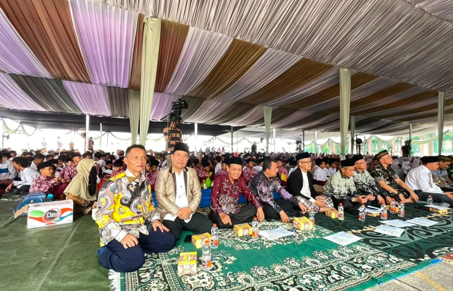 Suasana puncak acara Milad ke-80 Yayasan Madrasah Tanwiriyyah Cianjur dengan tema “Bakti Bertumbuh, Asa Berlabuh”, yang di hadiri Bupati Cianjur Mohammad Wahyu Ferdian dan Pangdam III/Siliwangi Mayor Jenderal TNI Kosasih.//Foto istimewa