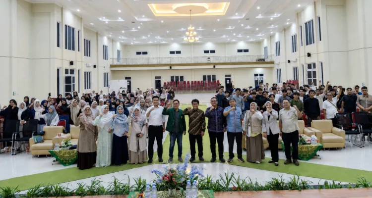 Foto istimewa Anggota Komisi X DPR RI Bonnie Triyana, S.S., M.Hum foto bersama dengan peserta workshop bina talenta riset dan pengembangan bertema "Menjadi Mahasiswa Adaptif di Era Kecerdasan Buatan", di Gedung Serbaguna (GSG) H.M. Irsyad Djuwaeli, Universitas Mathla'ul Anwar (UNMA) Banten.