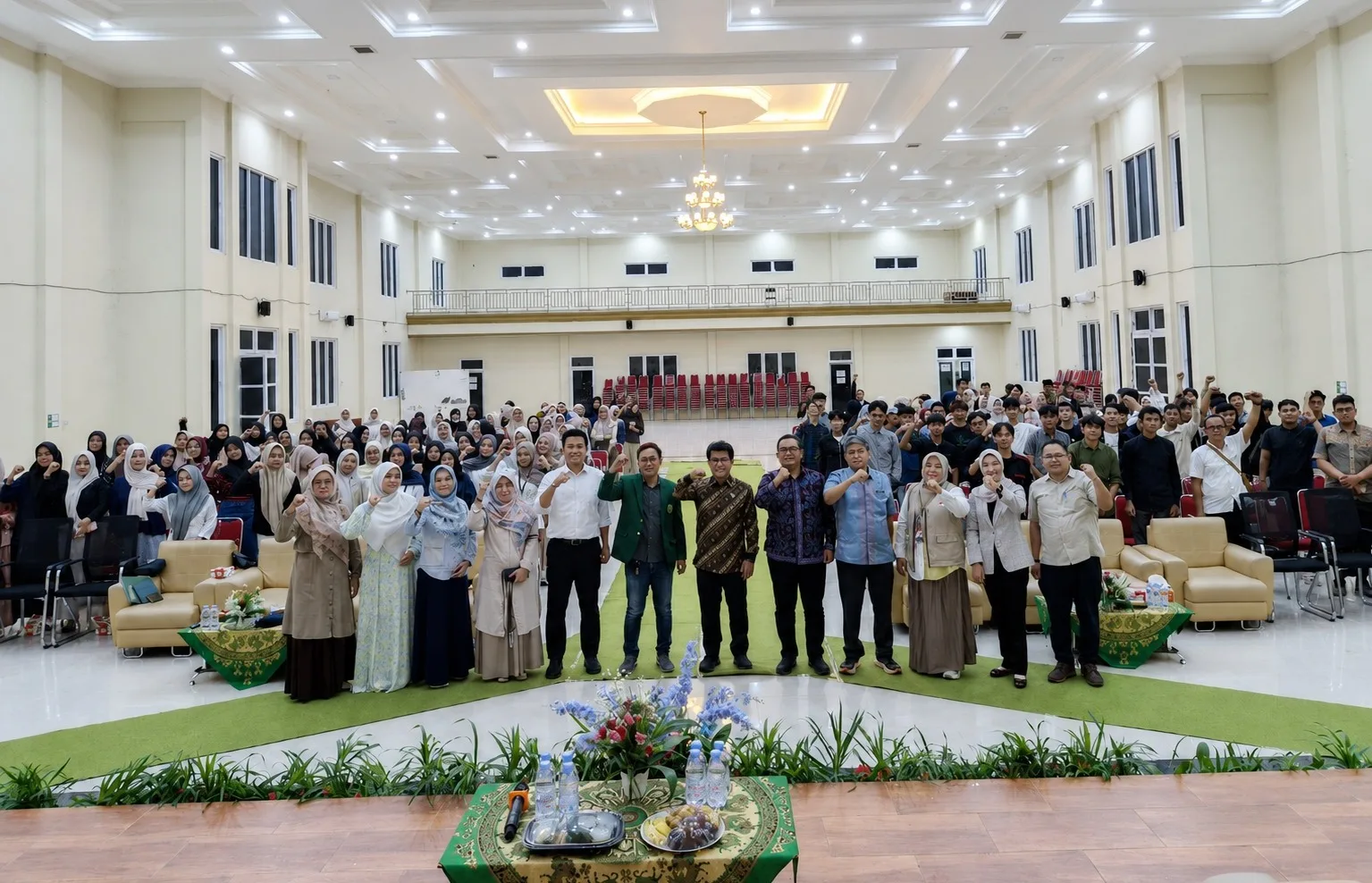 Foto istimewa Anggota Komisi X DPR RI Bonnie Triyana, S.S., M.Hum foto bersama dengan peserta workshop bina talenta riset dan pengembangan bertema "Menjadi Mahasiswa Adaptif di Era Kecerdasan Buatan", di Gedung Serbaguna (GSG) H.M. Irsyad Djuwaeli, Universitas Mathla'ul Anwar (UNMA) Banten.