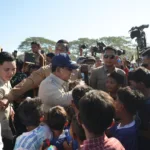 Presiden Prabowo Subianto saat bersama anak anak warga korban gemba di Nusa Tenggara Timur (NTT).//Foto istimewa
