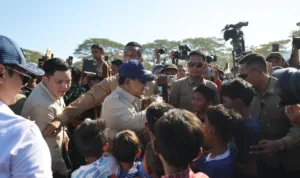 Presiden Prabowo Subianto saat bersama anak anak warga korban gemba di Nusa Tenggara Timur (NTT).//Foto istimewa