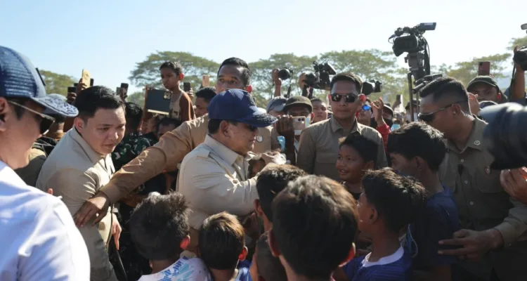 Presiden Prabowo Subianto saat bersama anak anak warga korban gemba di Nusa Tenggara Timur (NTT).//Foto istimewa