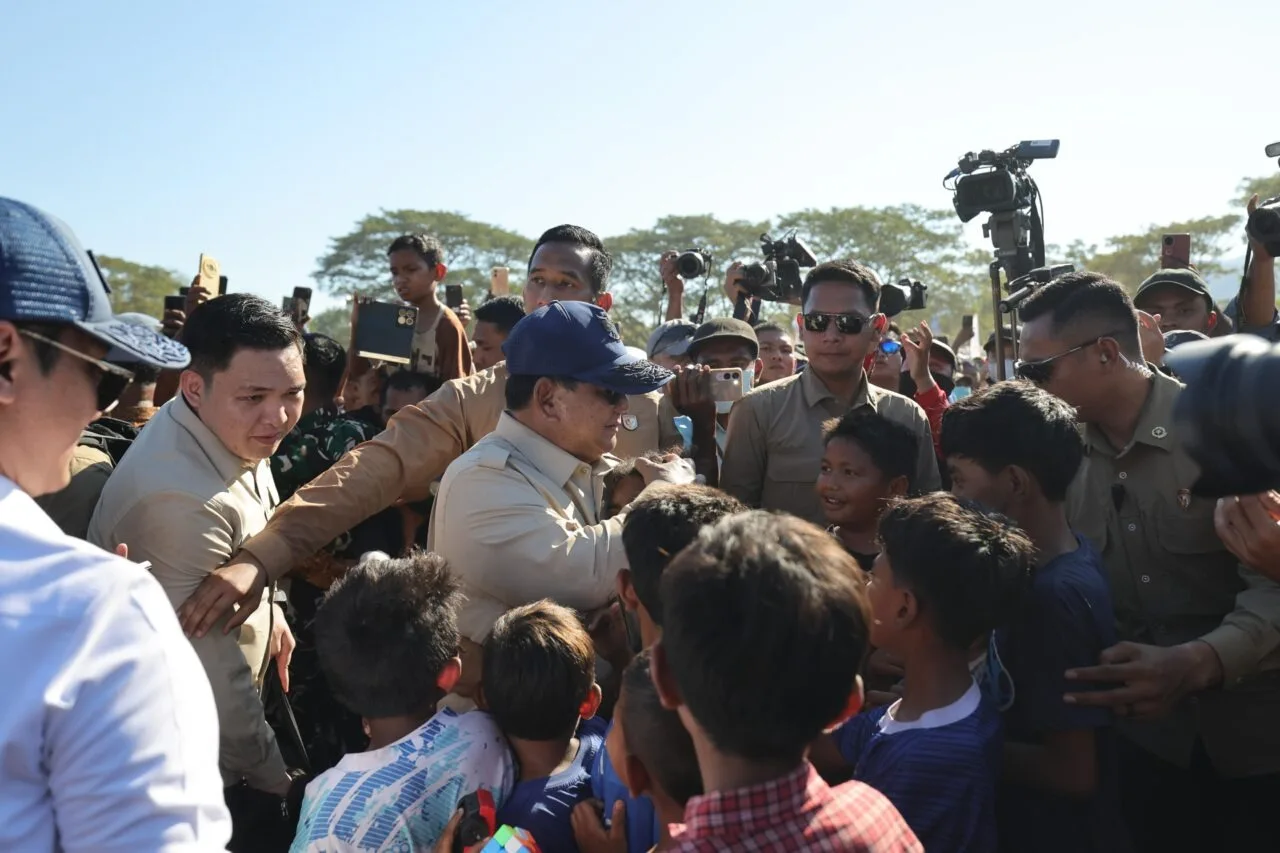 Presiden Prabowo Subianto saat bersama anak anak warga korban gemba di Nusa Tenggara Timur (NTT).//Foto istimewa