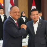 Foto istimewa Ketum PB ESI Herindra berjabat tangan dengan Ketua KONI Marciano Norman.