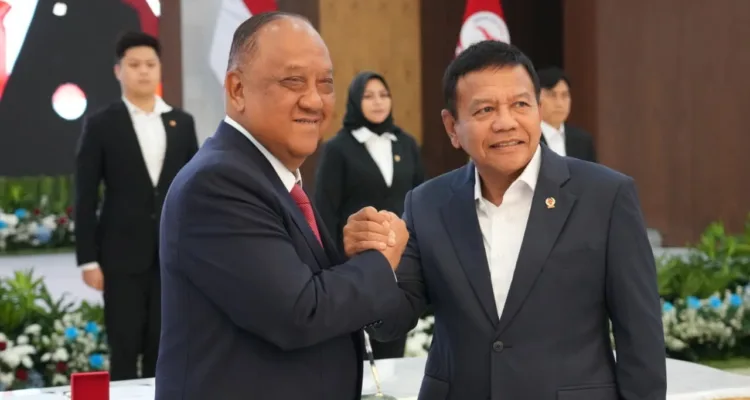 Foto istimewa Ketum PB ESI Herindra berjabat tangan dengan Ketua KONI Marciano Norman.