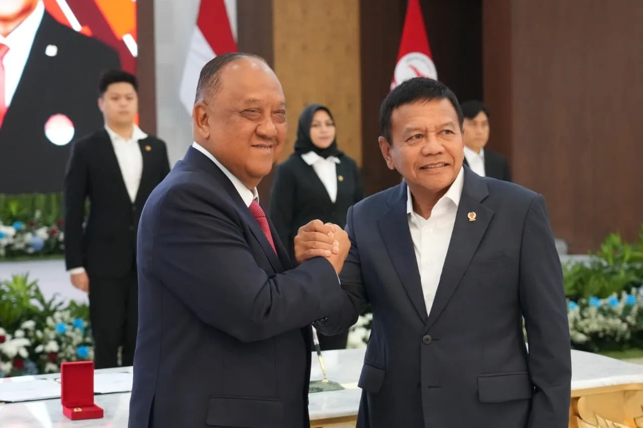 Esports Foto istimewa Ketum PB ESI Herindra berjabat tangan dengan Ketua KONI Marciano Norman.