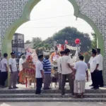 Panitia PHBI Maulid Nabi Muhammad SAW Masjid Al Ma’arij Tamab Banten Lestari (TBL) menyambut panjang mulud dari warga.