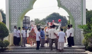 Panitia PHBI Maulid Nabi Muhammad SAW Masjid Al Ma’arij Tamab Banten Lestari (TBL) menyambut panjang mulud dari warga.