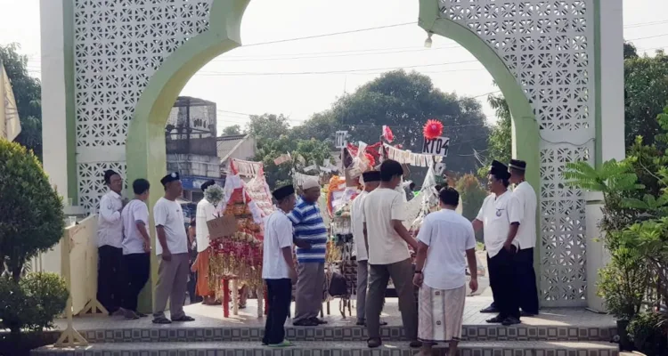 Panitia PHBI Maulid Nabi Muhammad SAW Masjid Al Ma’arij Tamab Banten Lestari (TBL) menyambut panjang mulud dari warga.