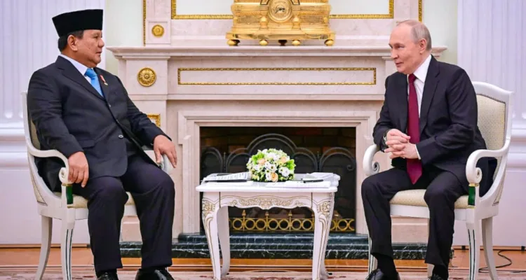 Presiden Republik Indonesia, Prabowo Subianto berbincang bersama Presiden Federasi Rusia, Vladimir Putin.//Foto istimewa