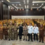 Bupati Serang Ratu Rachmatuzakiyah saat berfoto bersama dengan para peserta Penguatan implementasi budaya sekolah aman di Swissbell Hotel Cikande, Rabu (30/9/2026).