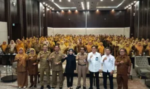 Bupati Serang Ratu Rachmatuzakiyah saat berfoto bersama dengan para peserta Penguatan implementasi budaya sekolah aman di Swissbell Hotel Cikande, Rabu (30/9/2026).