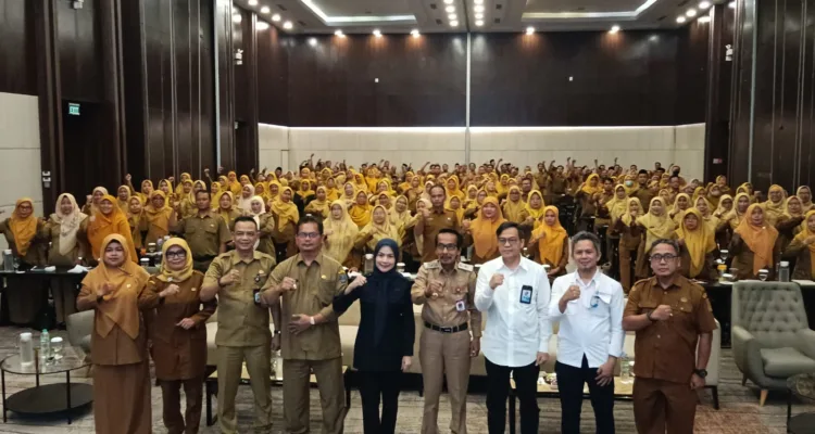 Bupati Serang Ratu Rachmatuzakiyah saat berfoto bersama dengan para peserta Penguatan implementasi budaya sekolah aman di Swissbell Hotel Cikande, Rabu (30/9/2026).