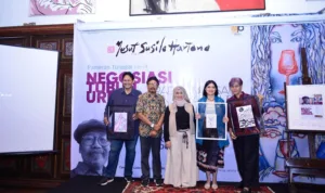 Staf Ahli Menteri Kebudayaan Neno Warisman, hadir dalam pembukaan pameran Yusuf Susilo Hartono.//Fofo istimewa