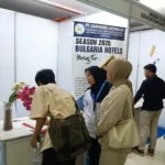 Para pencari kerja saat mengikuti bursa kerja yang diselenggarakan Disnakertrans Kabupaten Serang di Universitas Faletehan, Kramatwatu, Kabupaten Serang, Kamis (24/9/2026).