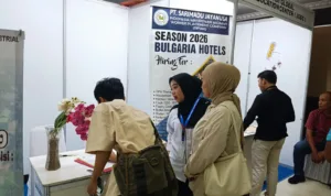 Para pencari kerja saat mengikuti bursa kerja yang diselenggarakan Disnakertrans Kabupaten Serang di Universitas Faletehan, Kramatwatu, Kabupaten Serang, Kamis (24/9/2026).