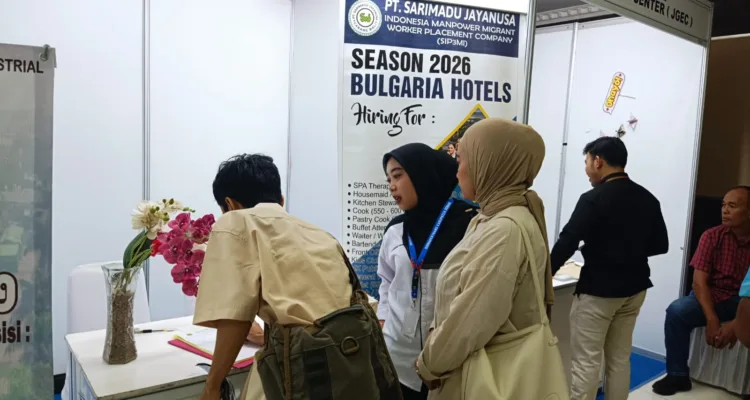 Para pencari kerja saat mengikuti bursa kerja yang diselenggarakan Disnakertrans Kabupaten Serang di Universitas Faletehan, Kramatwatu, Kabupaten Serang, Kamis (24/9/2026).