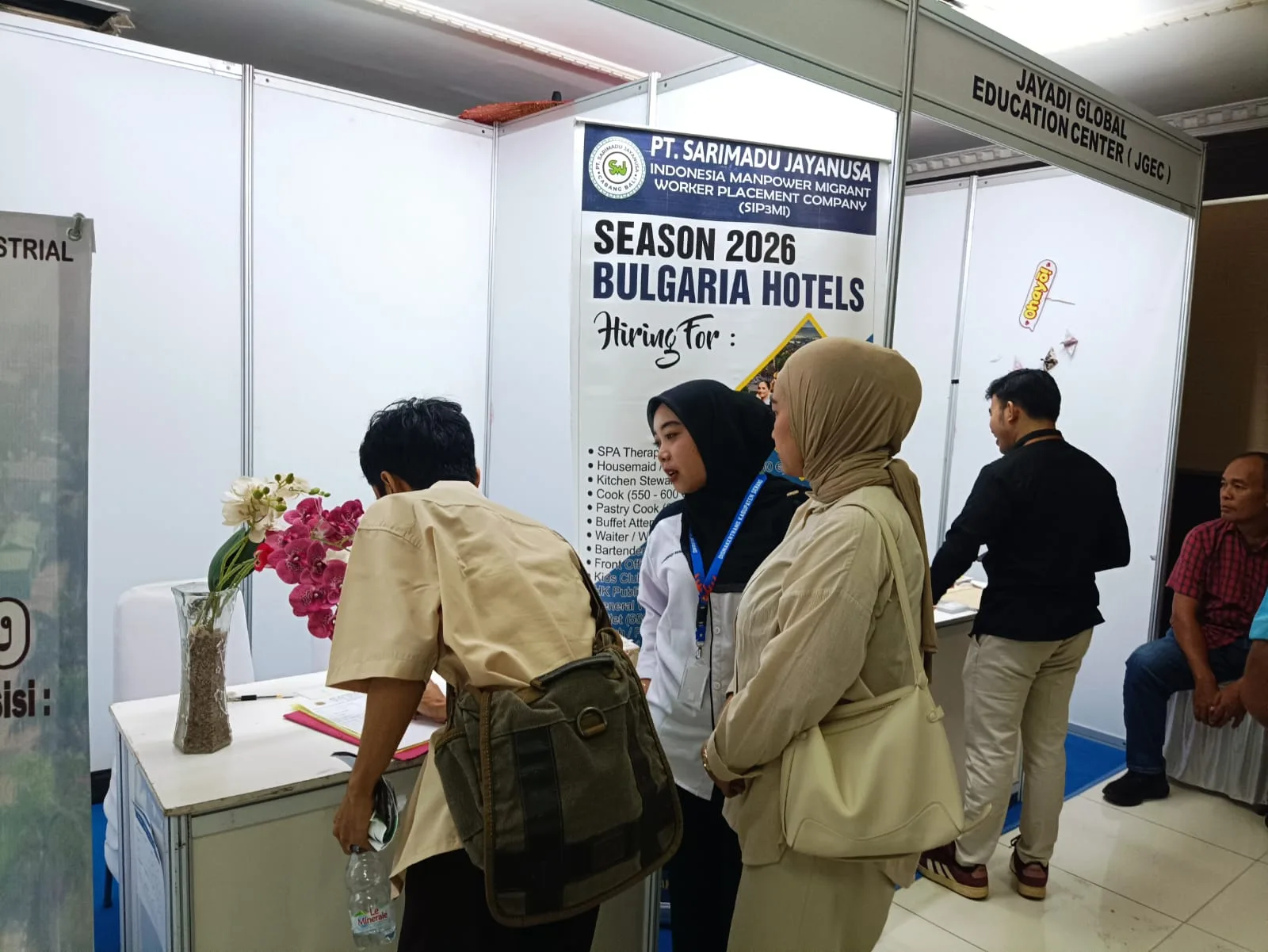 Para pencari kerja saat mengikuti bursa kerja yang diselenggarakan Disnakertrans Kabupaten Serang di Universitas Faletehan, Kramatwatu, Kabupaten Serang, Kamis (24/9/2026).