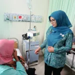 Ketua TP-PKK Kota Serang Arfina Rustandi saat mengunjungi salah satu pasien anak dan berdialog langsung dengan orang tuanya. //Dok. Humas RSUD Kota Serang