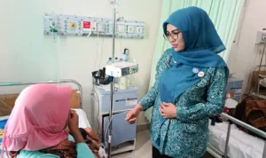 Ketua TP-PKK Kota Serang Arfina Rustandi saat mengunjungi salah satu pasien anak dan berdialog langsung dengan orang tuanya. //Dok. Humas RSUD Kota Serang