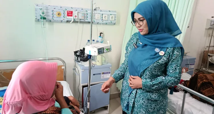 Ketua TP-PKK Kota Serang Arfina Rustandi saat mengunjungi salah satu pasien anak dan berdialog langsung dengan orang tuanya. //Dok. Humas RSUD Kota Serang