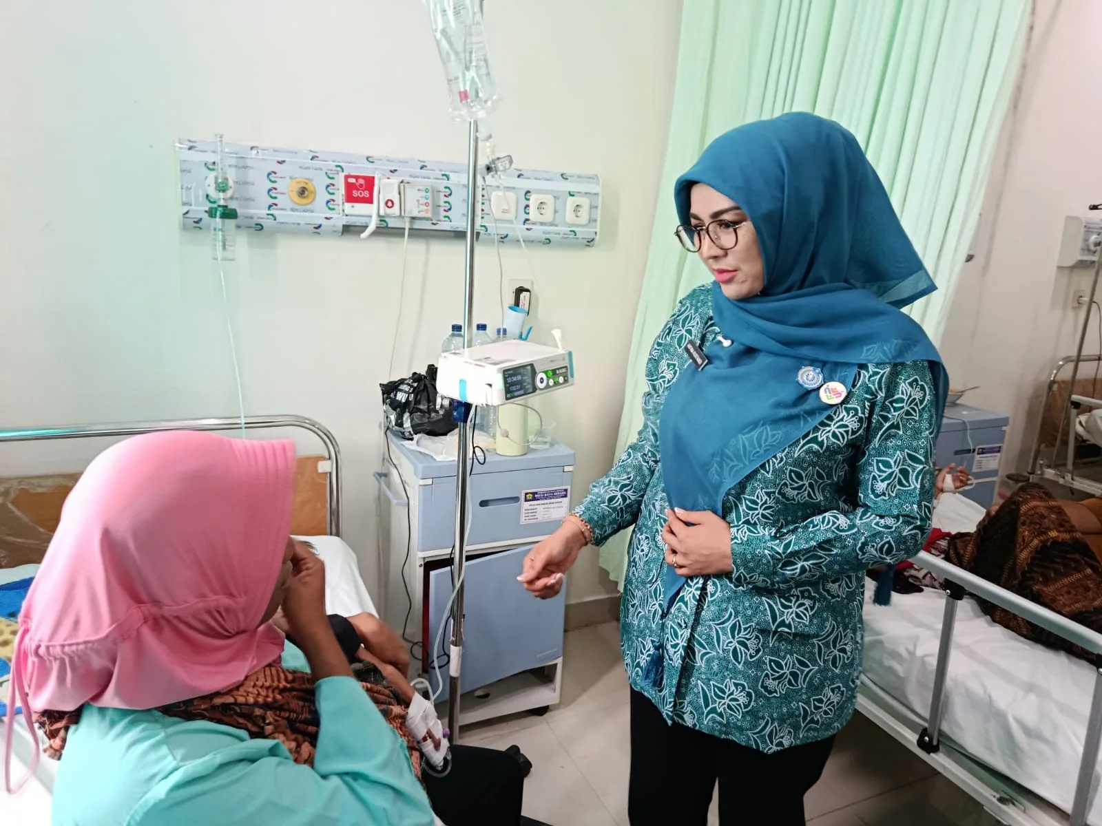 Ketua TP-PKK Kota Serang Arfina Rustandi saat mengunjungi salah satu pasien anak dan berdialog langsung dengan orang tuanya. //Dok. Humas RSUD Kota Serang